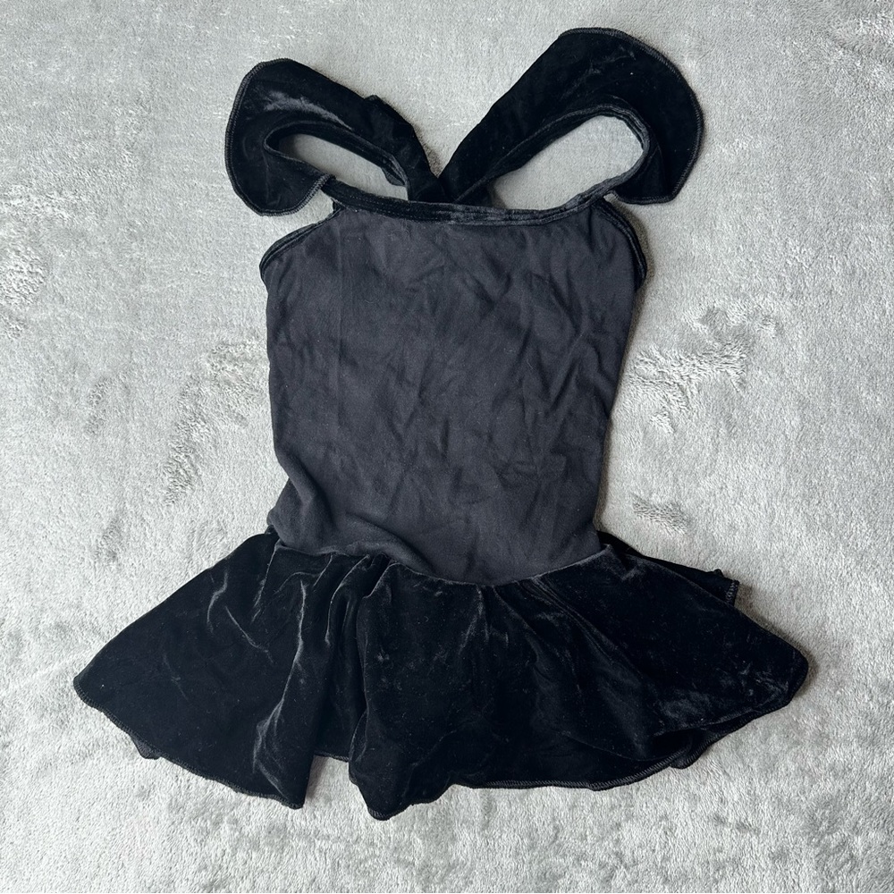 Vintage little girls velvet dance costume black size 6X7
Made in USA
